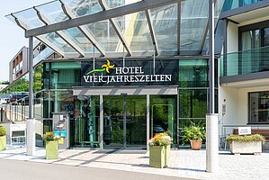 Eingangsbereich von Außen im Thermenhotel Vier Jahreszeiten