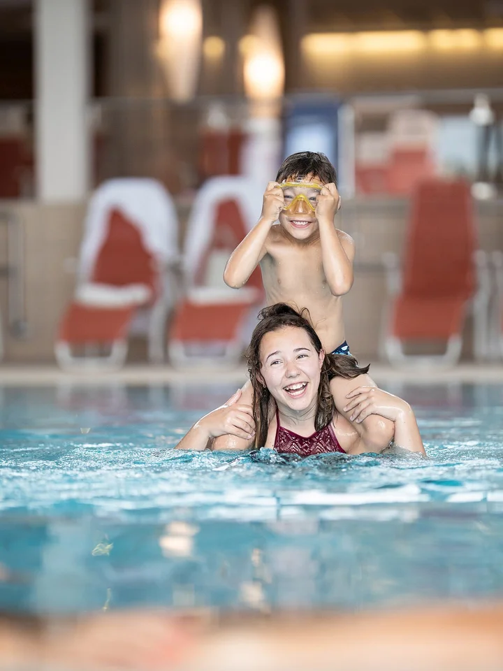 Familie im Pool vom Thermenresort Loipersdorf