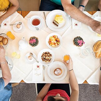 Familie am Frühstückstisch im Thermenhotel Vier Jahreszeiten