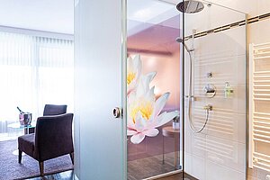 Dusche in der Lotussuite im Thermenhotel Vier Jahreszeiten