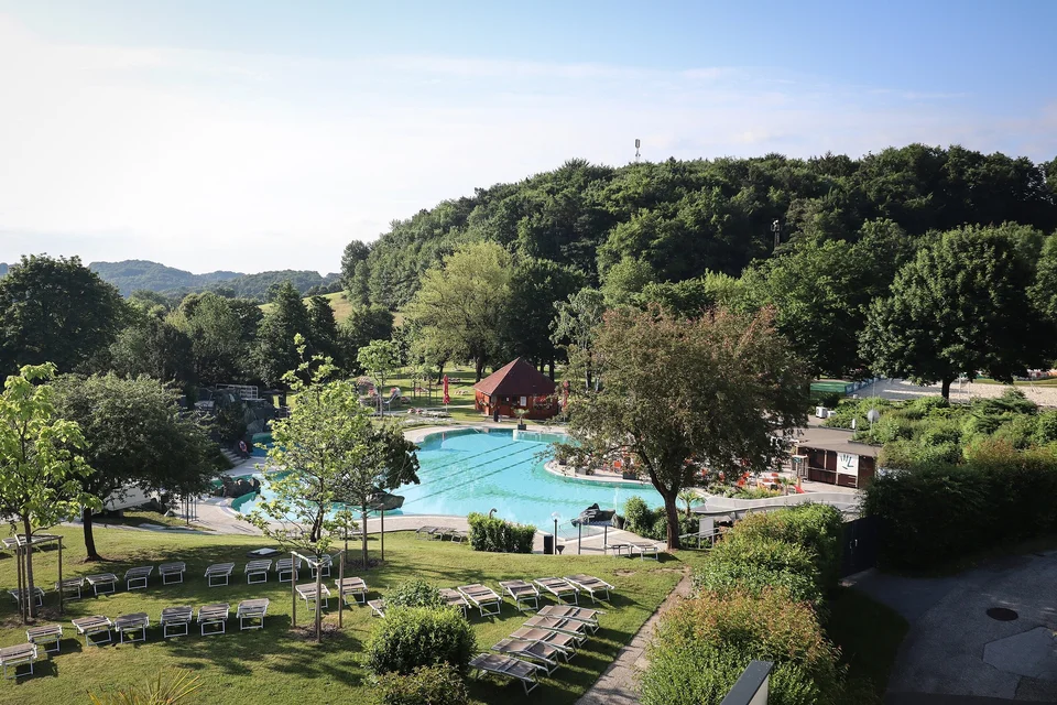 Garten mit Liegen am Gelände vom Thermenresort Loipersdorf