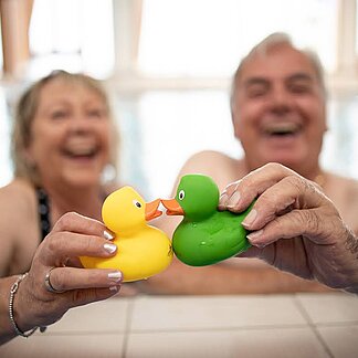 Badeenten küssen sich im Thermenresort Loipersdorf