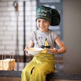 Kind mit Kochmütze im Restaurant Zum Horst