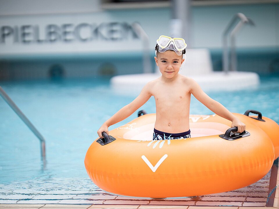 Kind mit Schwimmreifen im Thermenresort Loipersdorf