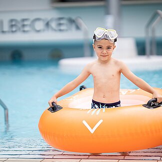 Kind mit Schwimmreifen im Thermenresort Loipersdorf