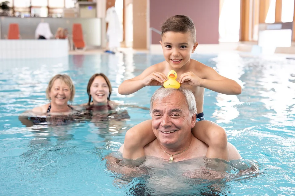 Familie im Pool vom Thermenresort Loipersdorf