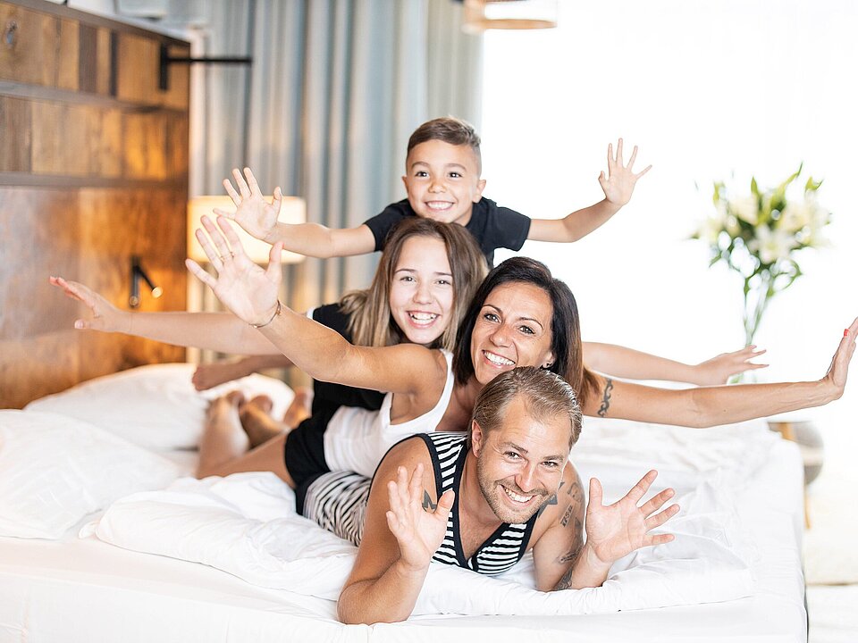 Familie im Zimmer im Thermenhotel Vier Jahreszeiten