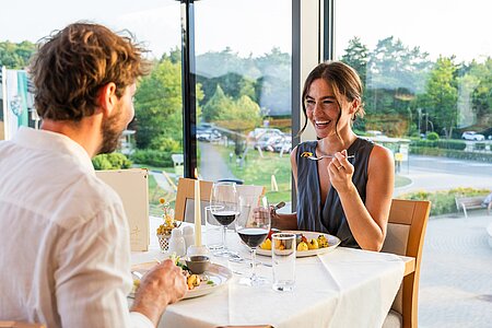 Pärchen beim Candellight-Dinner im Thermenhotel Vier Jahreszeiten