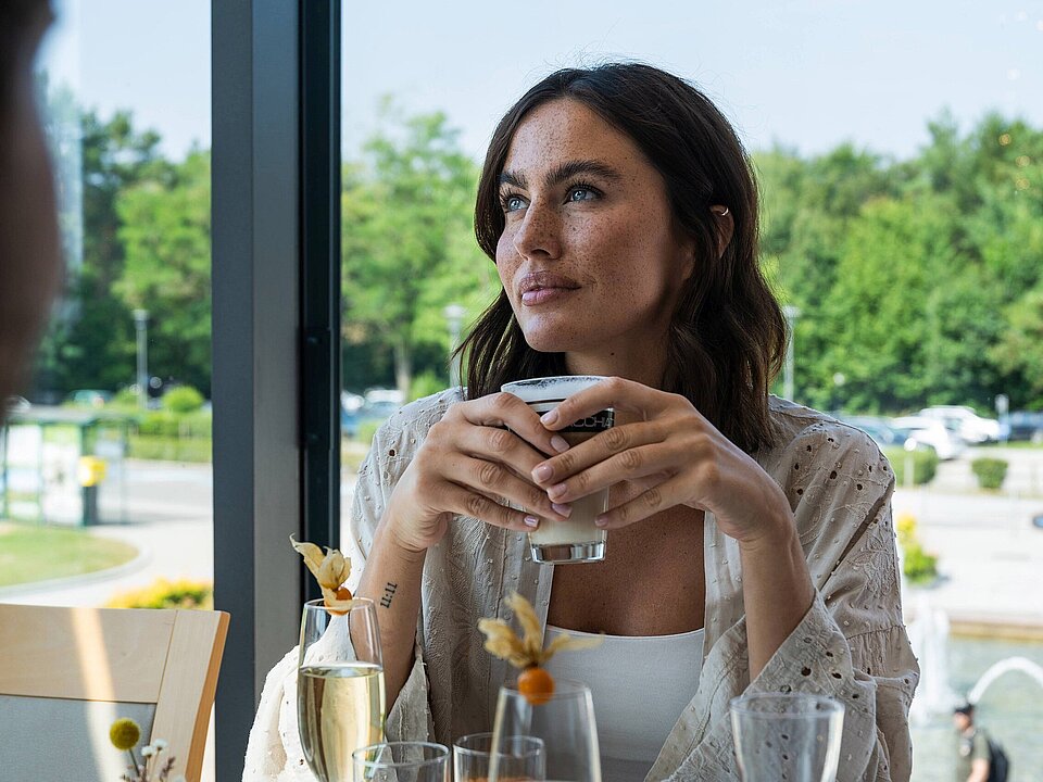 Dame beim Frühstück auf der Terrasse vom Thermenhotel Vier Jahreszeiten