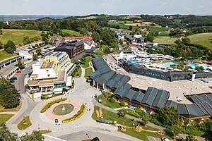 Das Thermenhotel Vier Jahreszeiten aus der Vogelperspektive