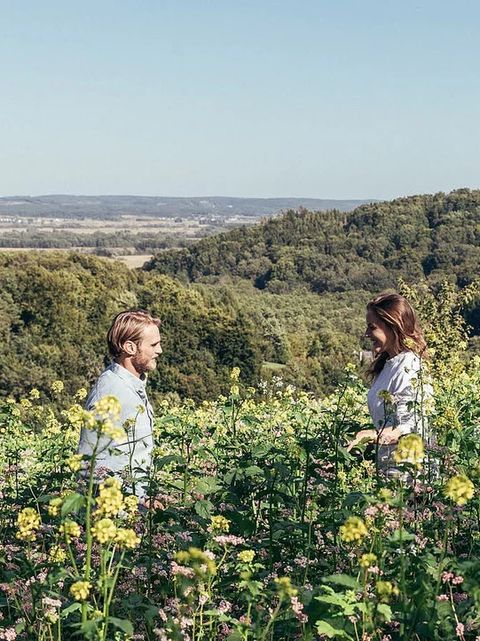 Pärchen steht in einem Feld in der Region Loipersdorf