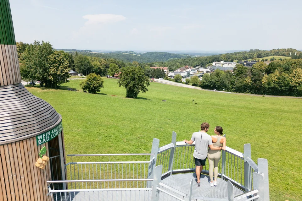 Pärchen genießt den Ausblick in der Region Loipersdorf