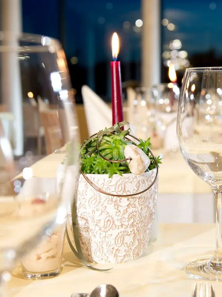 Weingläser am gedeckten Tisch am Abend im Thermenhotel Vier Jahreszeiten