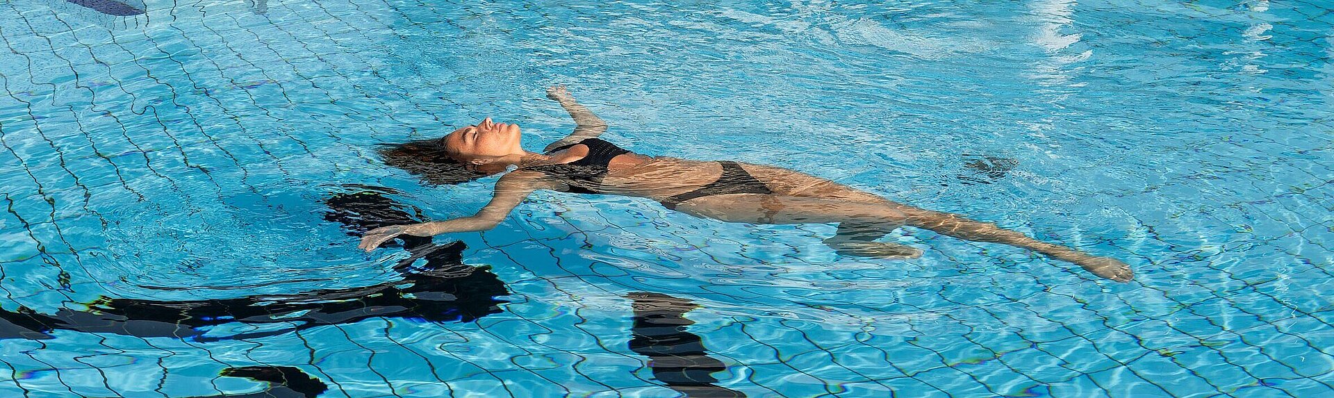 Dame lässt sich im Pool treiben im Thermenresort Loipersdorf