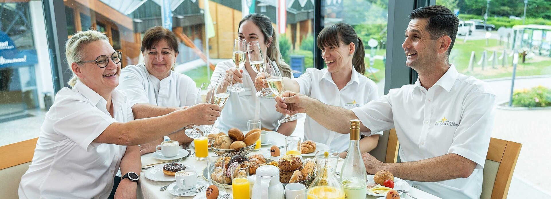 Serviceteam im Thermenhotel Vier Jahreszeiten