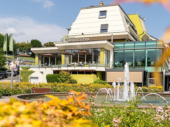 Blick von Außen auf die Terrasse vom Thermenhotel Vier Jahreszeiten