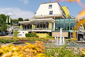 Blick von Außen auf die Terrasse vom Thermenhotel Vier Jahreszeiten