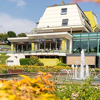 Blick von Außen auf die Terrasse vom Thermenhotel Vier Jahreszeiten