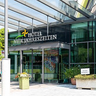 Eingangsbereich von Außen im Thermenhotel Vier Jahreszeiten