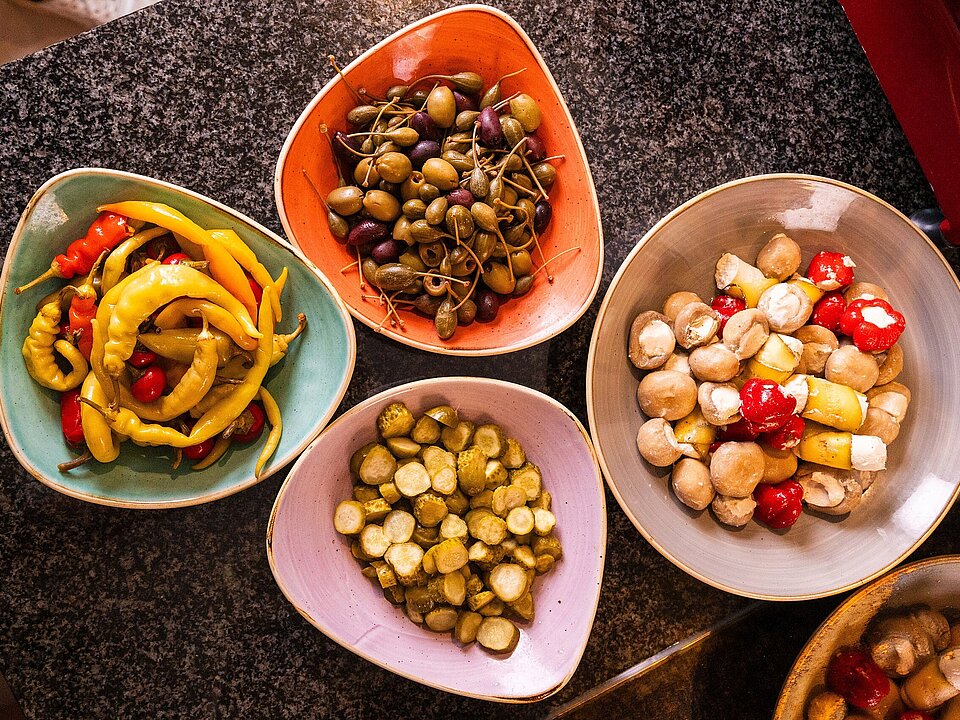 Eingelegtes Gemüse am Buffet im Thermenhotel Vier Jahreszeiten