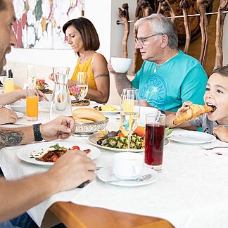 Familie gemeinsam am Frühstückstisch im Thermenhotel Vier Jahreszeiten