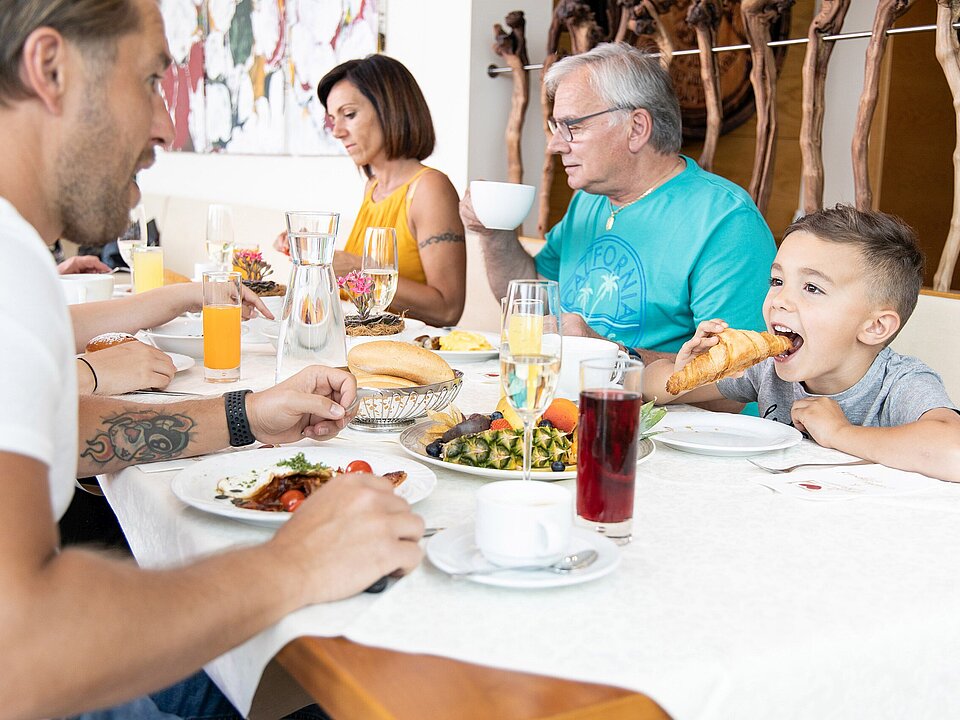 Familie gemeinsam am Frühstückstisch im Thermenhotel Vier Jahreszeiten