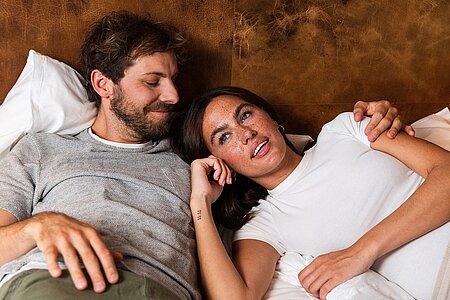 Pärchen kuschelt im bett im Thermenhotel Vier Jahreszeiten