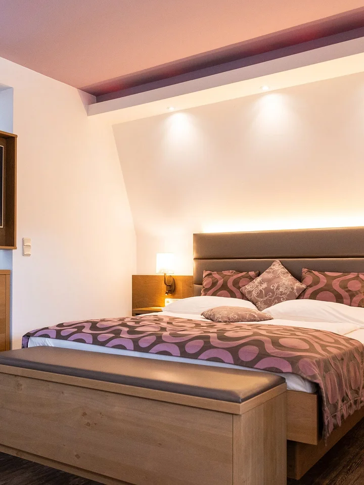 Bett in der Lotussuite im Thermenhotel Vier Jahreszeiten