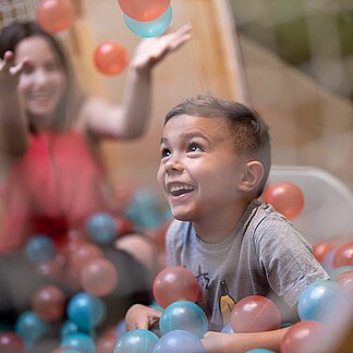 Kinder spielen im Bällebad im Thermenhotel Vier Jahreszeiten