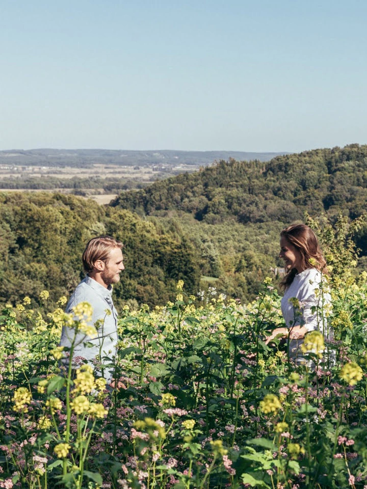 Pärchen steht in einem Feld in der Region Loipersdorf