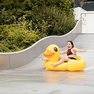 Große Gummiente auf der Rutsche im Thermenresort Loipersdorf