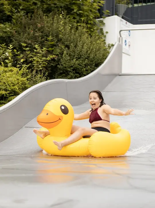 Große Gummiente auf der Rutsche im Thermenresort Loipersdorf